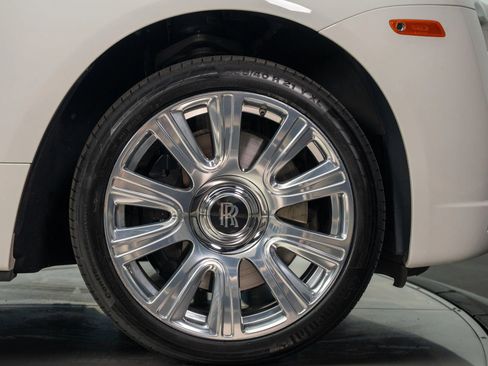 Used 2017 Rolls-Royce Dawn image 34