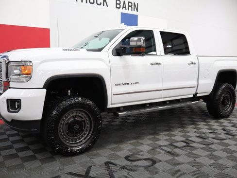 Used 2018 GMC Sierra 2500 Denali w/ Duramax Plus Package AWD/4WD image 2