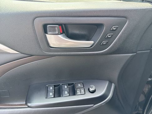 Used 2018 Toyota Highlander Limited AWD/4WD image 14