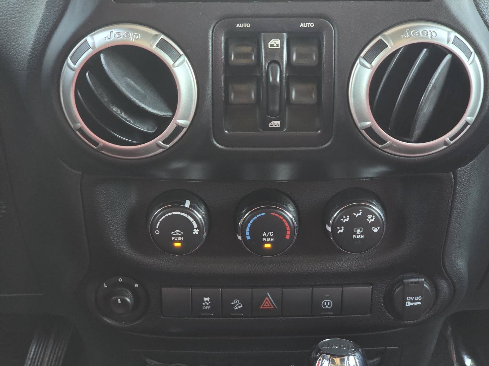 Used 2017 Jeep Wrangler Unlimited Sahara w/ Connectivity Group AWD/4WD image 13