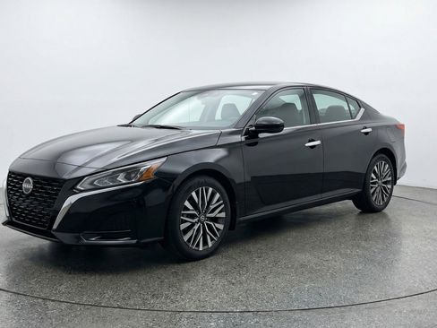 Used 2025 Nissan Altima 2.5 SV image 3
