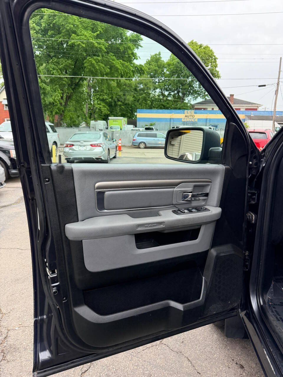 Used 2018 RAM 1500 Classic SLT AWD/4WD image 11