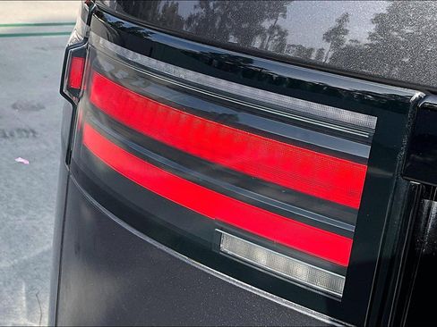 Used 2024 Land Rover Discovery Metropolitan Edition image 31