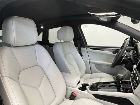 Certified 2025 Porsche Macan AWD/4WD image 18