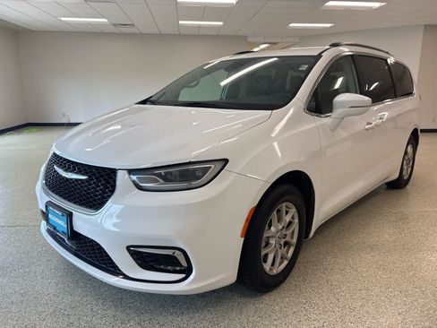 Used 2022 Chrysler Pacifica Touring-L FWD image 1