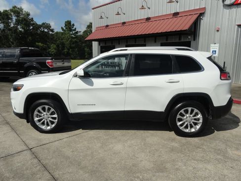 Used 2019 Jeep Cherokee Latitude w/ Cold Weather Group AWD/4WD image 3