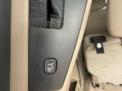 Used 2015 Chrysler Town & Country Touring image 31