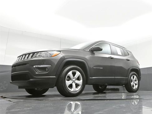 Used 2017 Jeep Compass Latitude w/ Safe & Security Group AWD/4WD image 29
