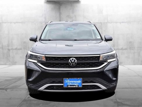 Certified 2022 Volkswagen Taos SE w/ Panoramic Sunroof Package image 4