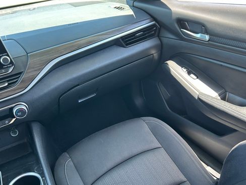 Used 2024 Nissan Altima 2.5 SV FWD image 17