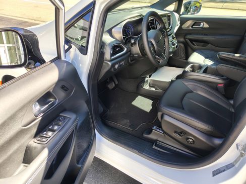 New 2026 Chrysler Pacifica Select image 19