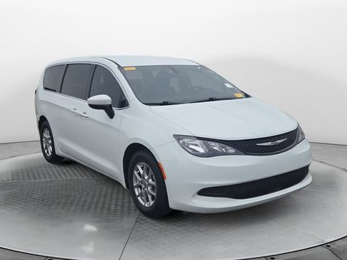 Used 2022 Chrysler Voyager LX image 7