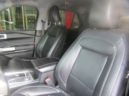 Used 2021 Ford Explorer XLT w/ Equipment Group 202A image 12