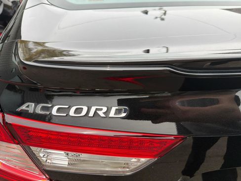 Used 2019 Honda Accord Touring image 9
