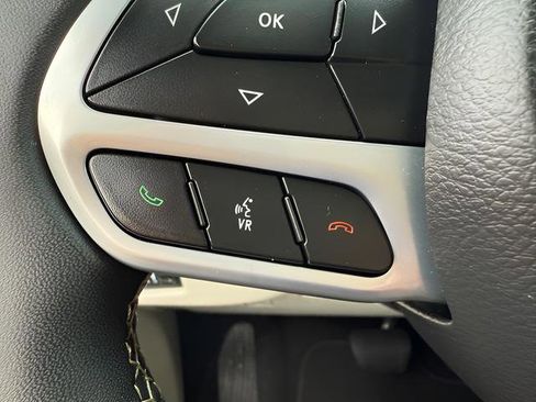 Used 2024 Chrysler Pacifica Touring-L FWD image 18