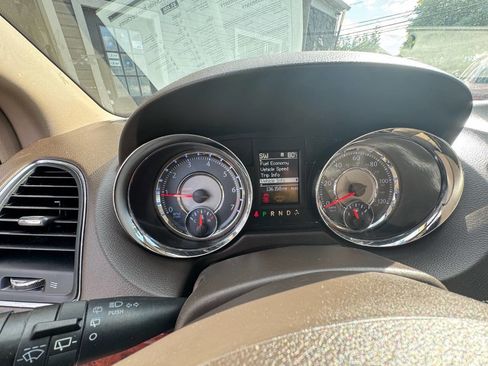Used 2016 Chrysler Town & Country Touring FWD image 9