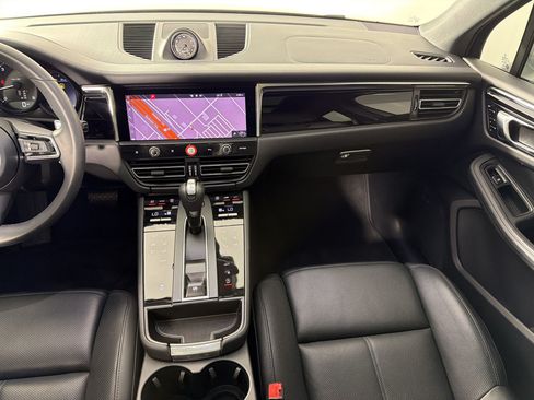 Certified 2025 Porsche Macan AWD/4WD image 16
