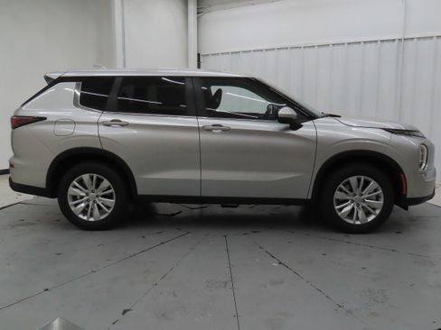 New 2026 Mitsubishi Outlander ES image 2
