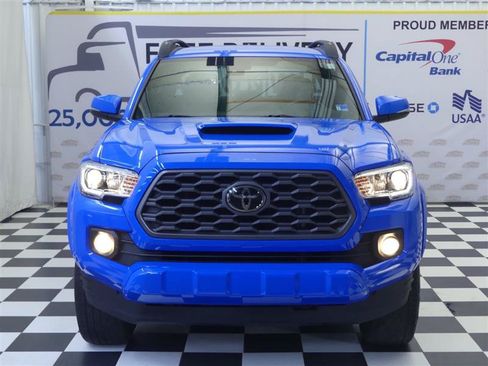Used 2021 Toyota Tacoma TRD Sport AWD/4WD image 2