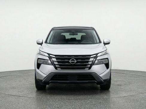 Used 2025 Nissan Rogue SV image 2