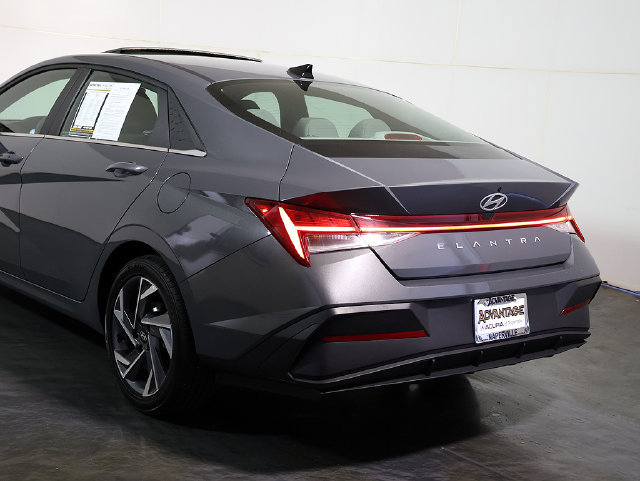 Used 2025 Hyundai Elantra SEL FWD image 11