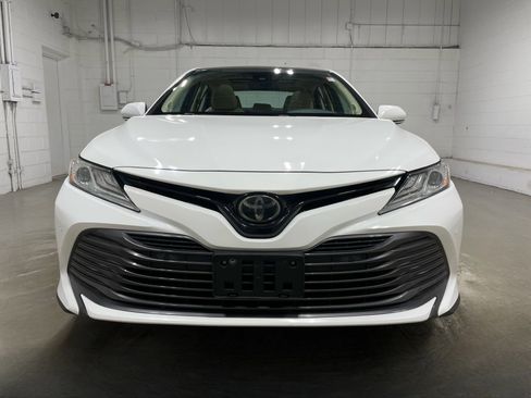 Used 2018 Toyota Camry XLE FWD image 2