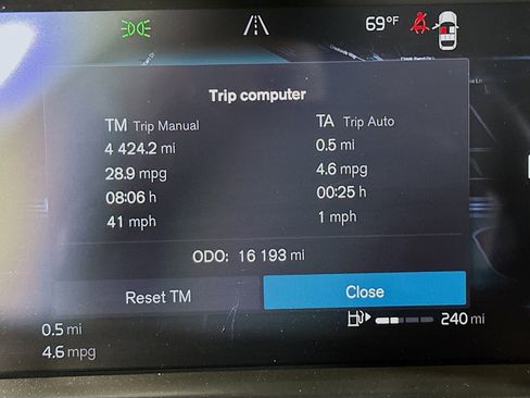 Used 2025 Volvo XC60 B5 Plus image 19