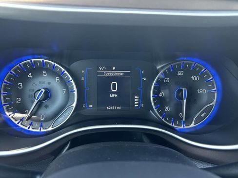 Used 2018 Chrysler Pacifica L FWD image 13