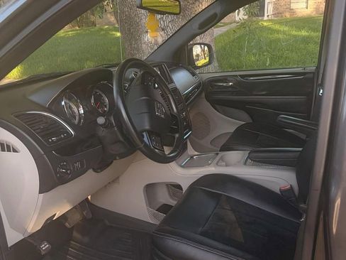 Used 2017 Dodge Grand Caravan SXT FWD image 4