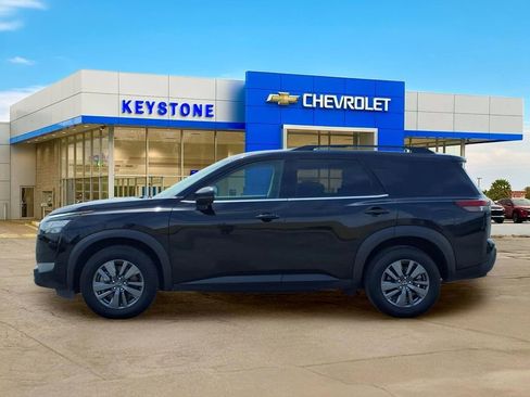 Used 2025 Nissan Pathfinder SV FWD image 4