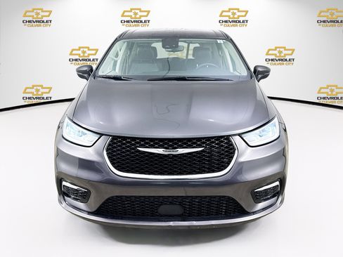 Used 2023 Chrysler Pacifica Touring-L image 2
