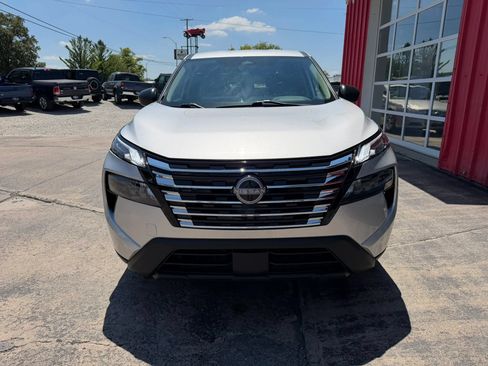 Used 2024 Nissan Rogue S FWD image 3