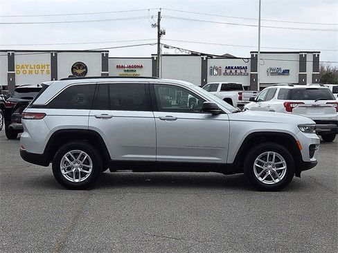 Used 2024 Jeep Grand Cherokee Laredo X image 6