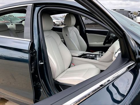 Used 2025 Genesis G70 2.5T image 9