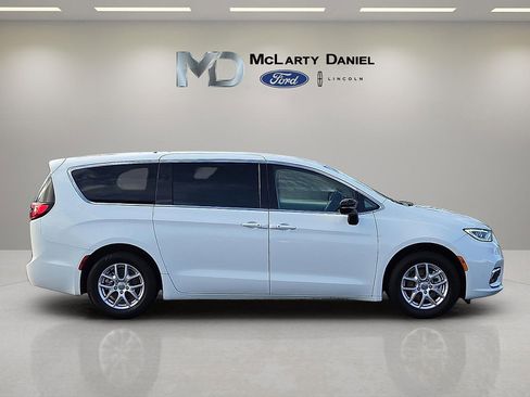 Used 2024 Chrysler Pacifica Touring-L image 6