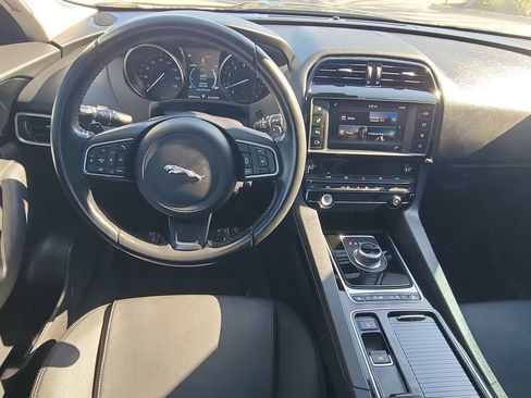 Used 2018 Jaguar F-PACE Premium image 19