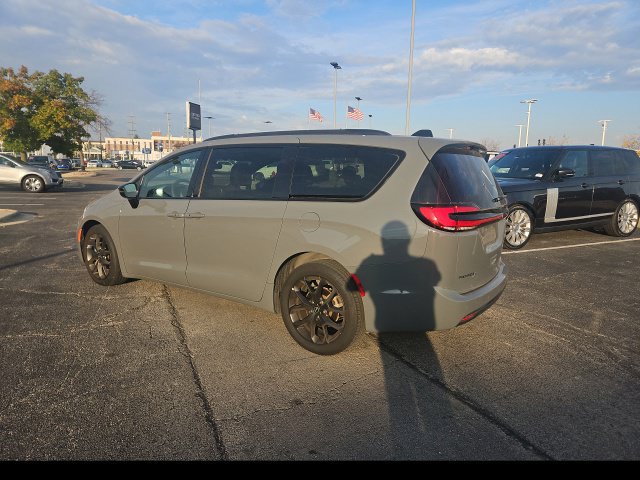 Used 2025 Chrysler Pacifica Limited FWD image 4