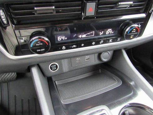 Used 2021 Nissan Rogue SV w/ Premium Package image 18