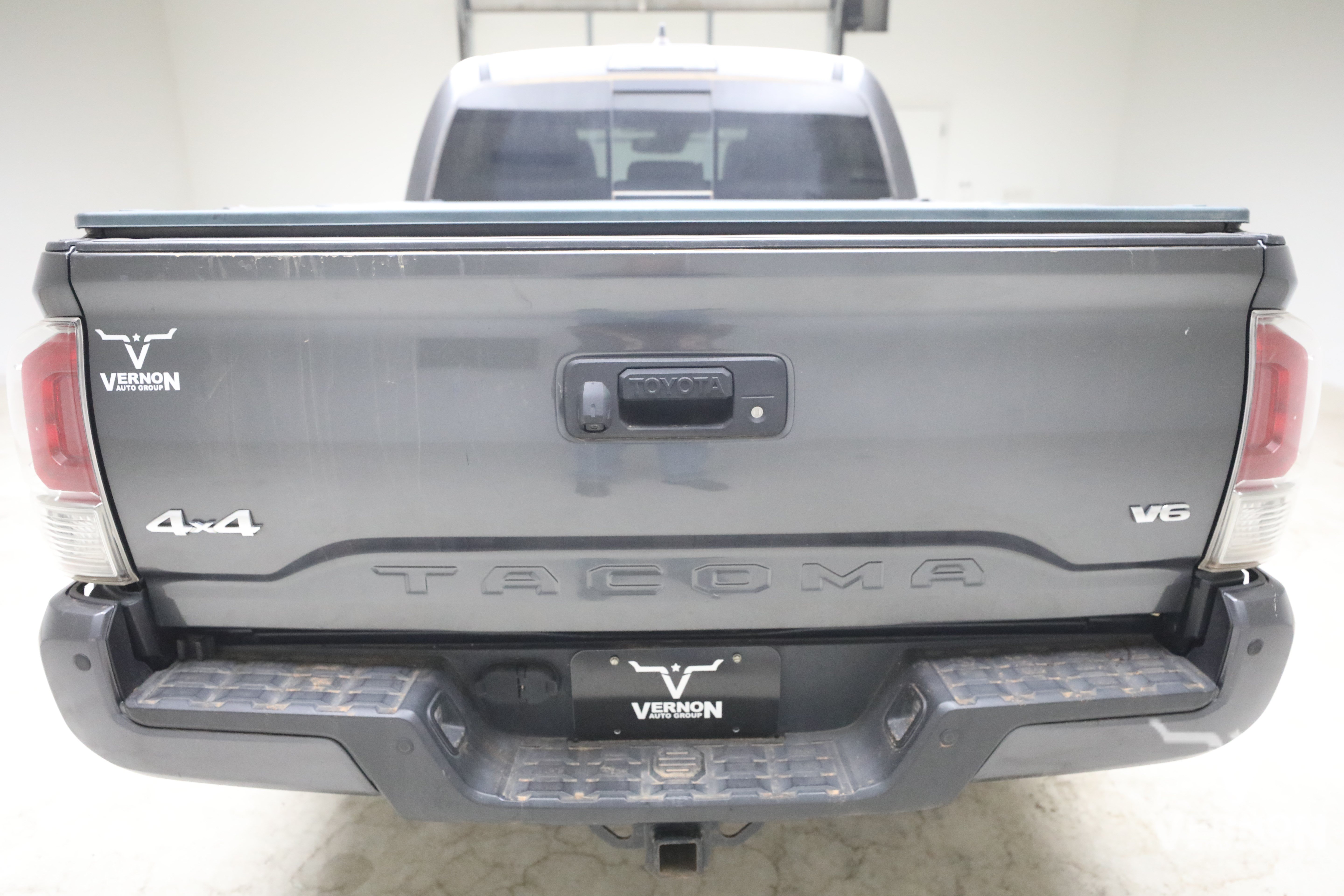 Used 2018 Toyota Tacoma Limited AWD/4WD image 4