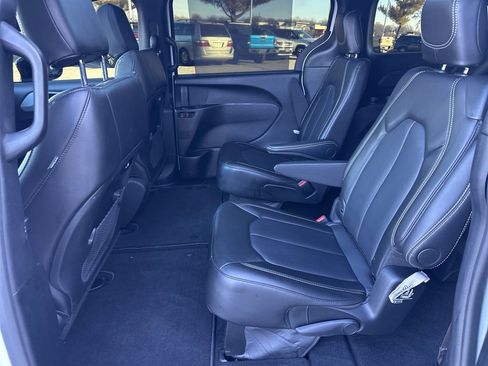 Used 2024 Chrysler Pacifica Touring-L w/ S Appearance Package image 40