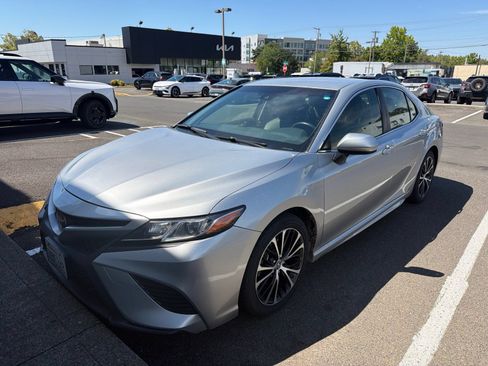 Used 2018 Toyota Camry SE FWD image 2