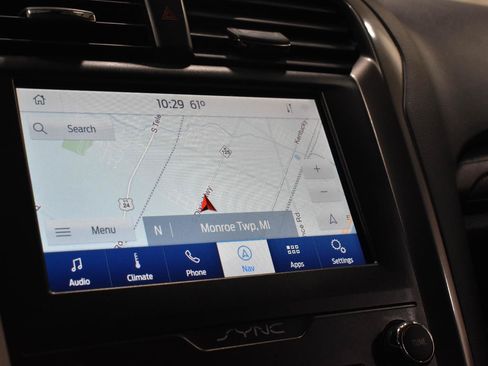 Used 2020 Ford Fusion SE FWD image 18
