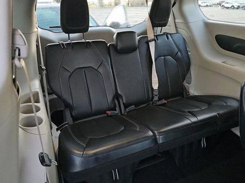 Used 2024 Chrysler Pacifica Touring-L image 12