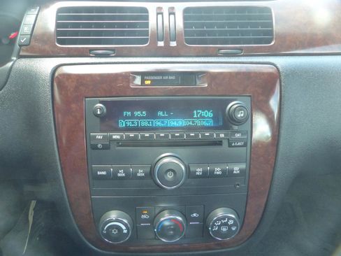 Used 2011 Chevrolet Impala LS FWD image 21