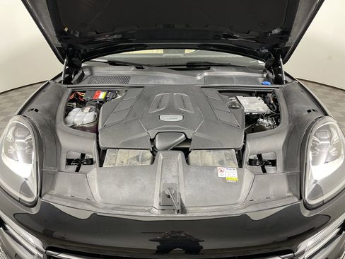 Used 2023 Porsche Cayenne Platinum Edition image 22