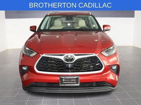 Used 2022 Toyota Highlander XLE AWD/4WD image 10