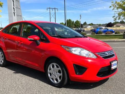 Used 2013 Ford Fiesta SE FWD image 3