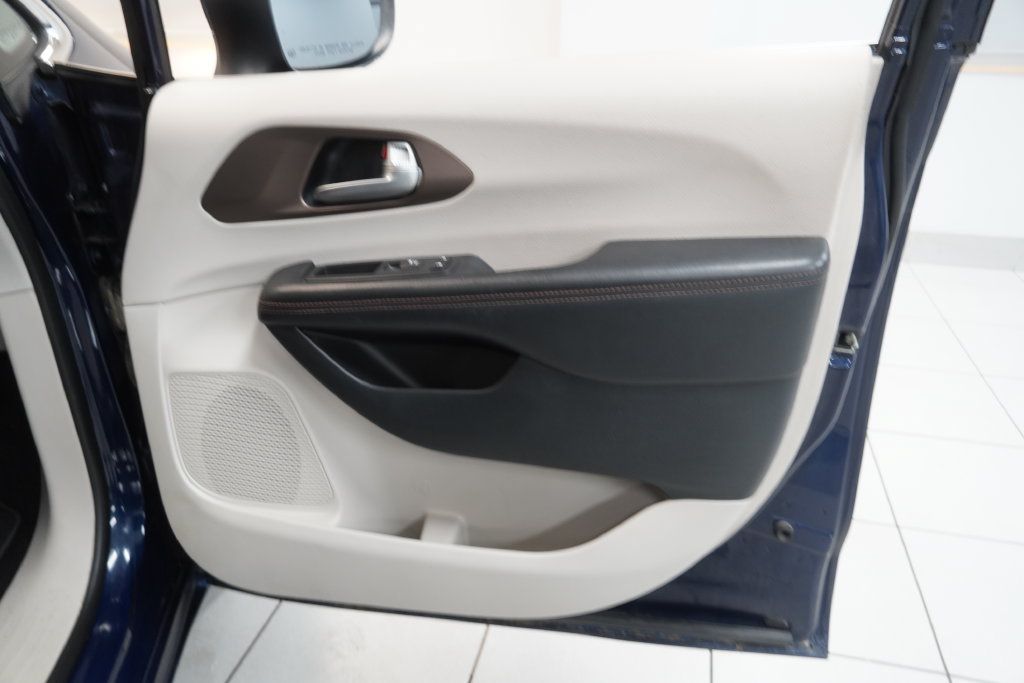 Used 2017 Chrysler Pacifica Touring FWD image 32