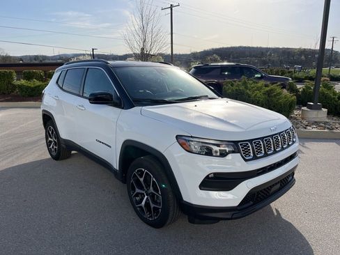 Used 2025 Jeep Compass Limited image 2