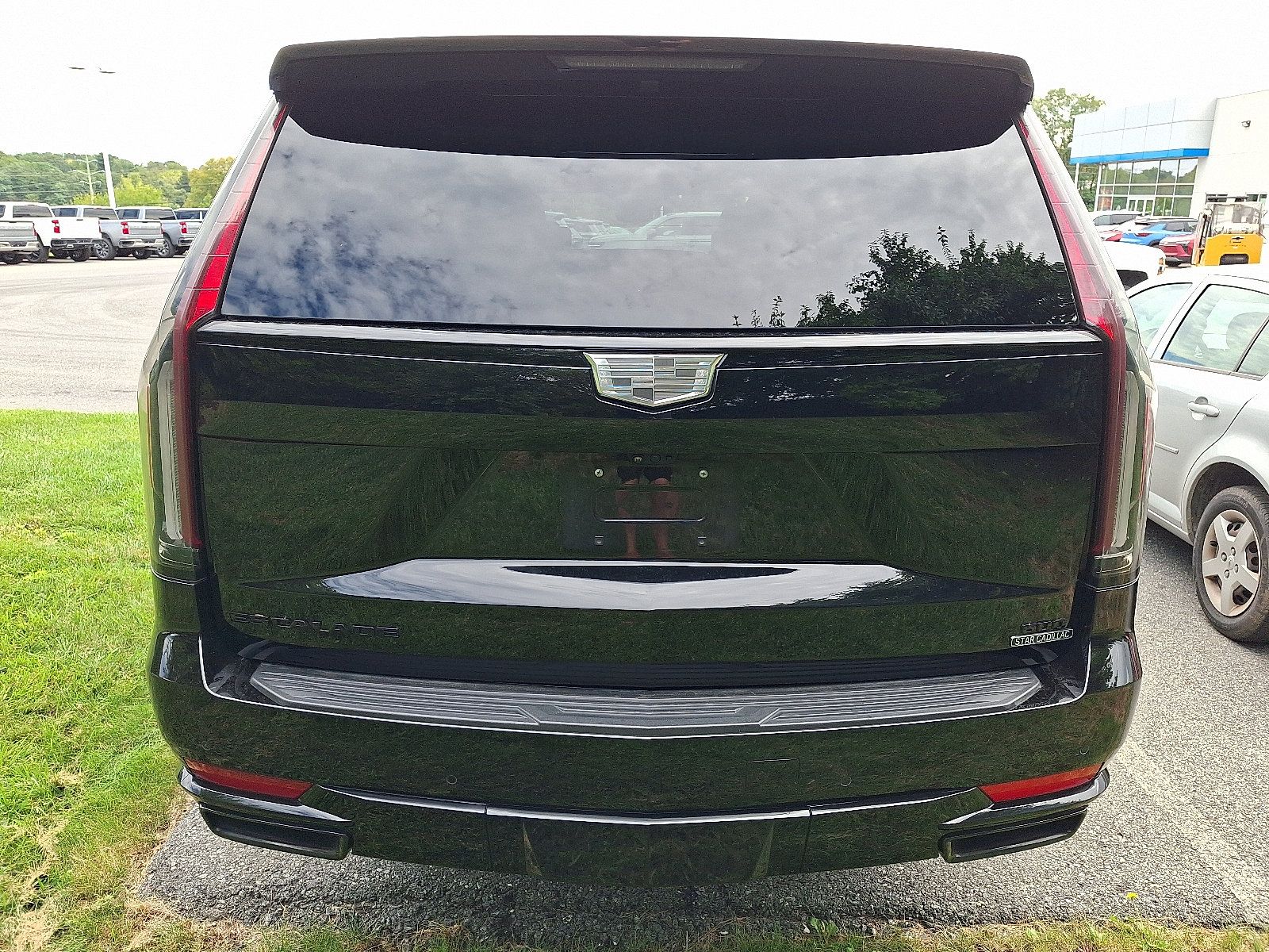 Certified 2024 Cadillac Escalade ESV Sport Platinum w/ LPO, ONYX Package AWD/4WD image 6
